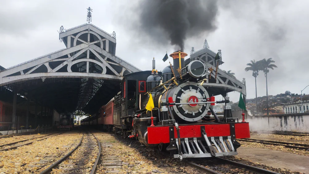 A locomotiva 41 saindo do galpão da estação de São João del-Rei
