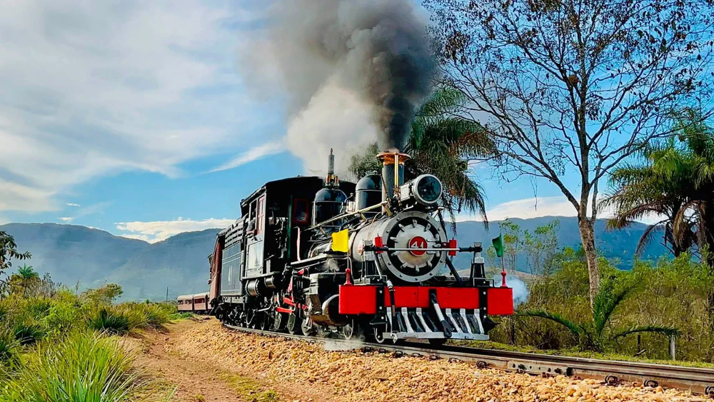 A locomotiva 41 com a Serra de São José ao fundo