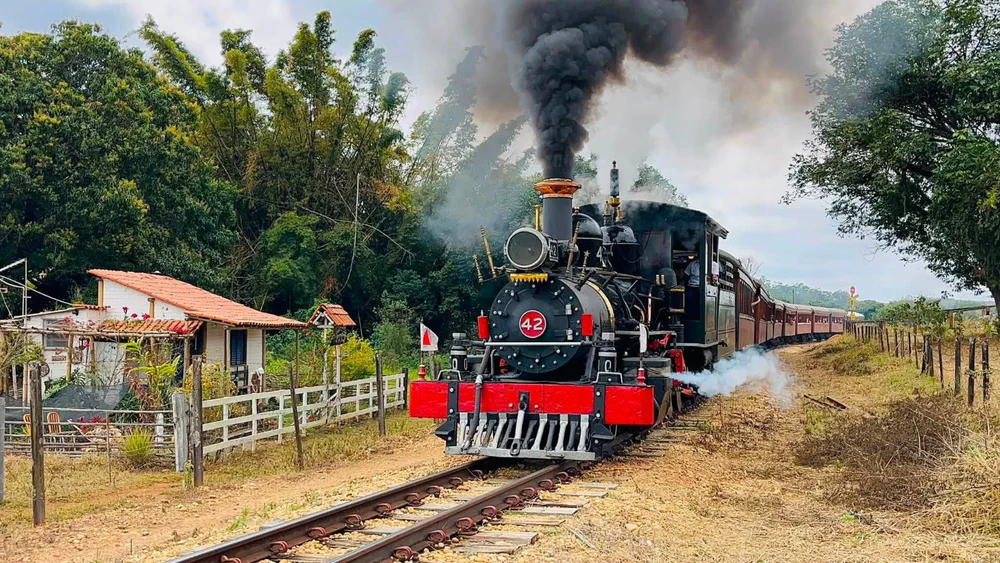 A locomotiva 42 à frente da composição