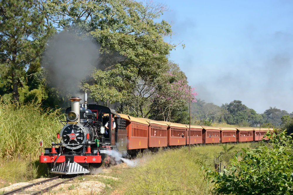 A locomotiva 68 puxando a composição de carros de madeira