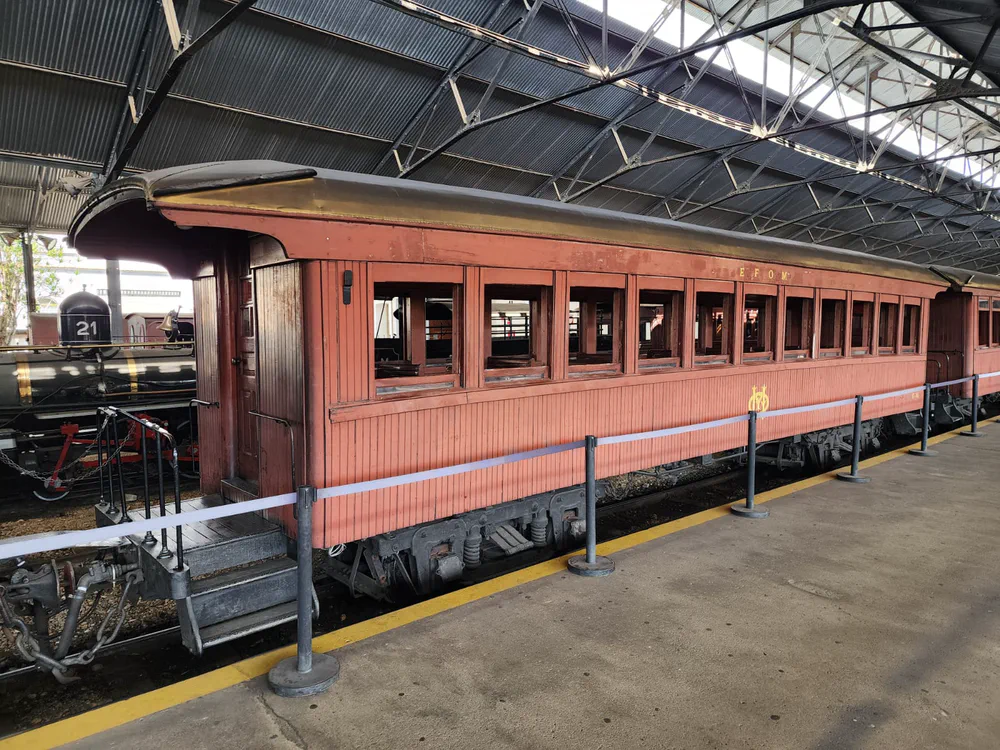 Carro de passageiros da Estrada de Ferro Oeste de Minas na plataforma da estação