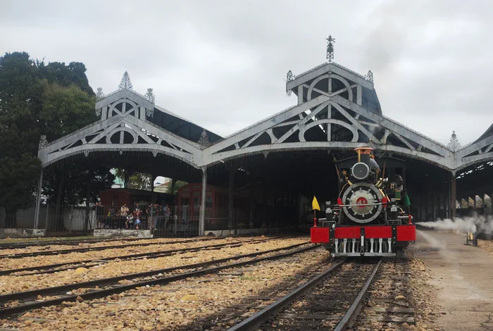 O trem nas estações de São João del-Rei e Tiradentes