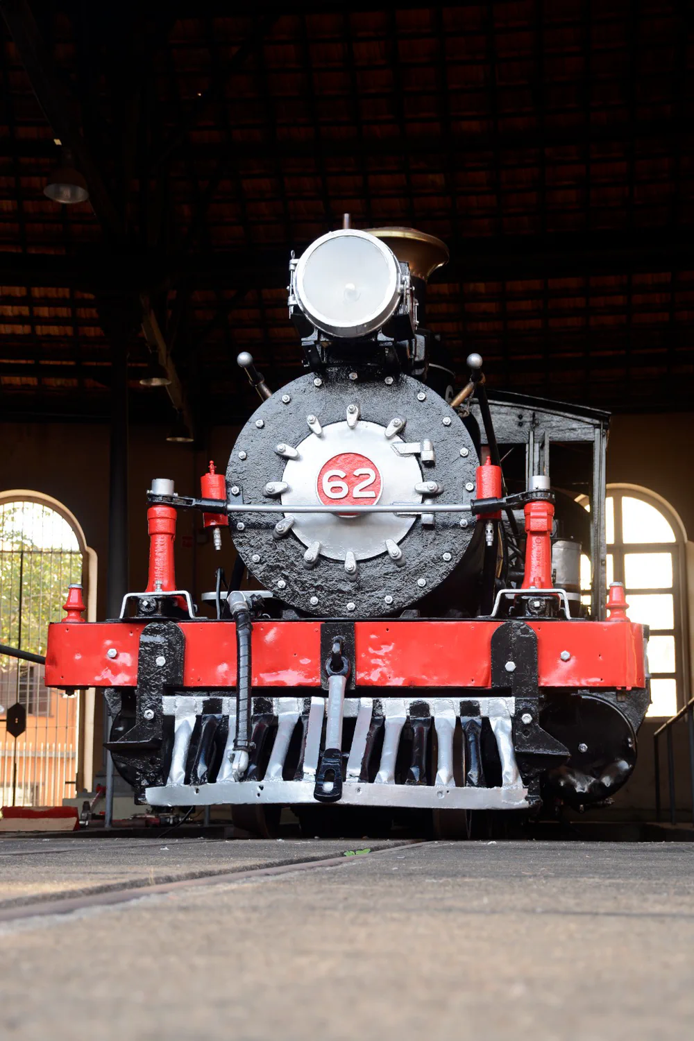 A locomotiva 62 no galpão do acervo