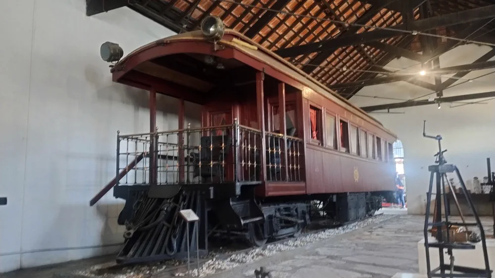 Carro de passageiros com sacada, no acervo