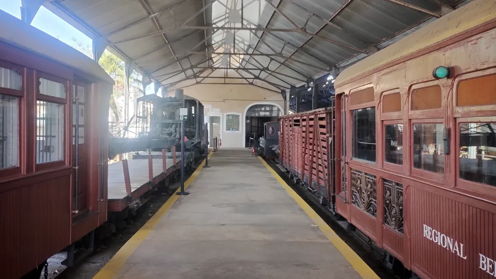 Plataforma coberta do complexo ferroviário de São João del-Rei