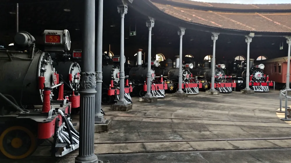 As locomotivas a vapor guardadas em leque na rotunda de São João del-Rei